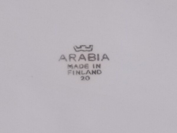 Plat de service 32,5 cm "Paysage", en faïence fine à motif Gris Bleu. Forme Ovale creux N° 20. de la marque Arabia. Made in Finlande.