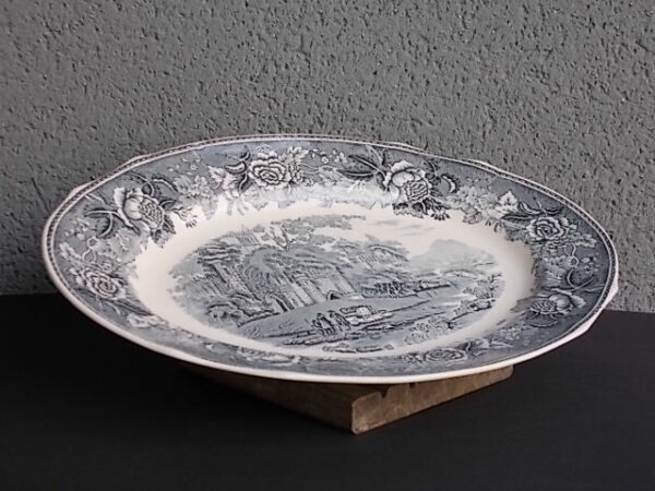 Plat de service 35,5 cm "Paysage", en faïence fine à motif Gris Bleu. Forme Ovale creux N° 10. de la marque Arabia. Made in Finlande.