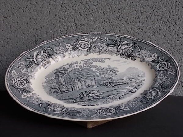 Plat de service 35,5 cm "Paysage", en faïence fine à motif Gris Bleu. Forme Ovale creux N° 10. de la marque Arabia. Made in Finlande.