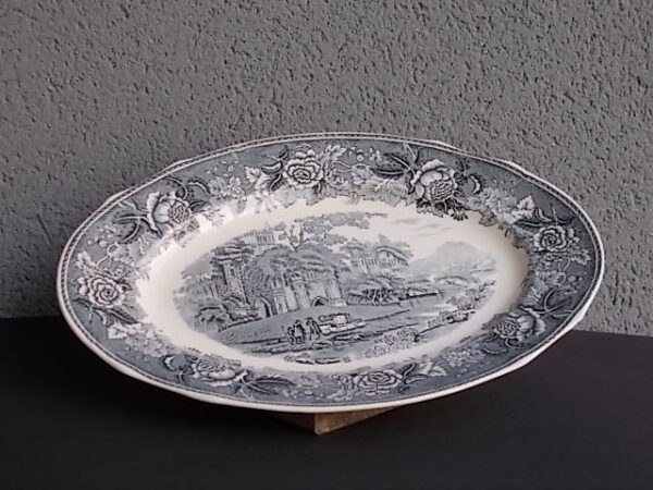 Plat de service 35,5 cm "Paysage", en faïence fine à motif Gris Bleu. Forme Ovale creux N° 10. de la marque Arabia. Made in Finlande.