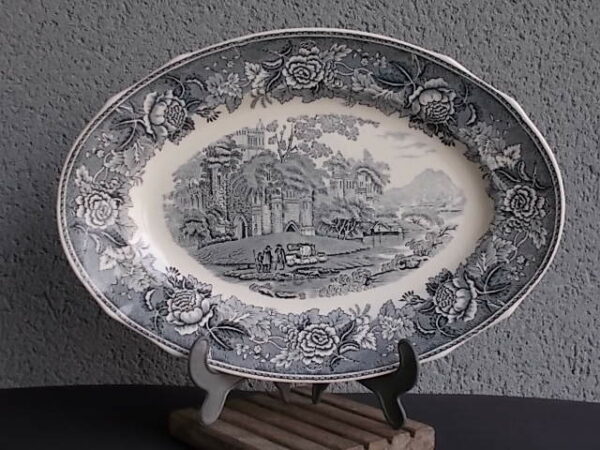 Plat de service 35,5 cm "Paysage", en faïence fine à motif Gris Bleu. Forme Ovale creux N° 10. de la marque Arabia. Made in Finlande.