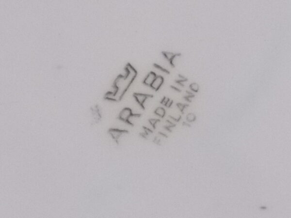 Plat de service 35,5 cm "Paysage", en faïence fine à motif Gris Bleu. Forme Ovale creux N° 10. de la marque Arabia. Made in Finlande.