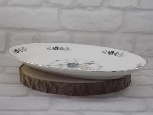 Plat de service ovale "Chaillot", en faïence Blanche à bordure festonnée . Décors floral et liseré en dorure. De la faïencerie Moulin des Loups Orchies
