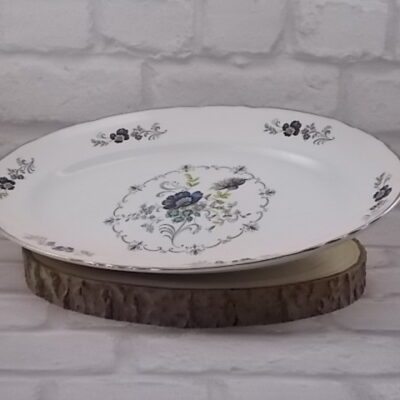 Plat de service ovale "Chaillot", en faïence Blanche à bordure festonnée . Décors floral et liseré en dorure. De la faïencerie Moulin des Loups Orchies