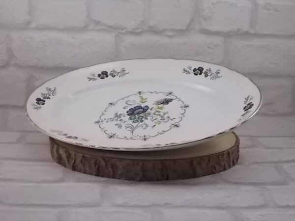 Plat de service ovale "Chaillot", en faïence Blanche à bordure festonnée . Décors floral et liseré en dorure. De la faïencerie Moulin des Loups Orchies