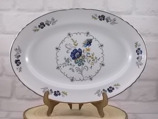 Plat de service ovale "Chaillot", en faïence Blanche à bordure festonnée . Décors floral et liseré en dorure. De la faïencerie Moulin des Loups Orchies