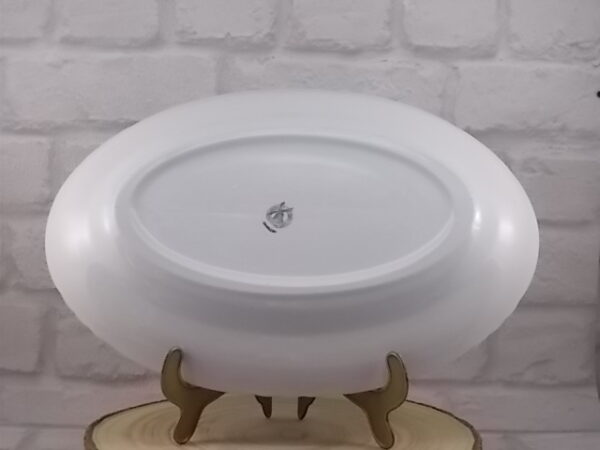 Plat de service ovale "Chaillot", en faïence Blanche à bordure festonnée . Décors floral et liseré en dorure. De la faïencerie Moulin des Loups Orchies