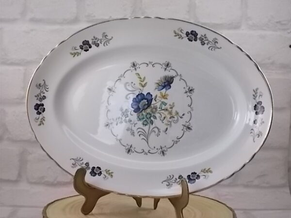 Plat de service ovale "Chaillot", en faïence Blanche à bordure festonnée . Décors floral et liseré en dorure. De la faïencerie Moulin des Loups Orchies