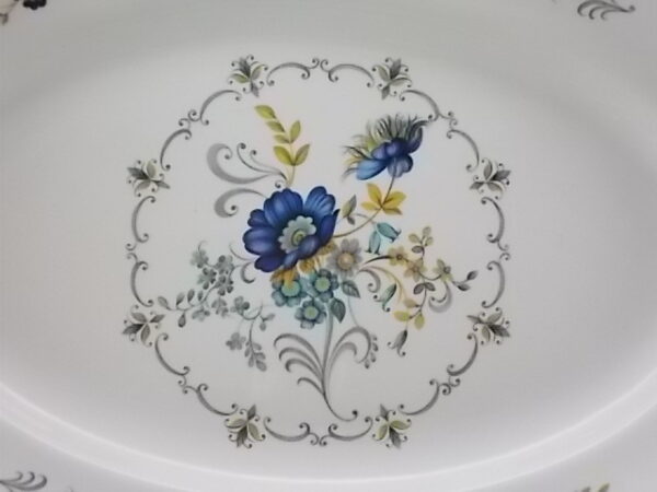 Plat de service ovale "Chaillot", en faïence Blanche à bordure festonnée . Décors floral et liseré en dorure. De la faïencerie Moulin des Loups Orchies