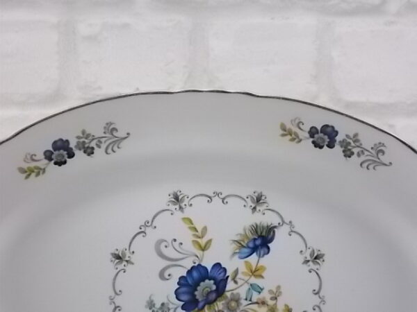Plat de service ovale "Chaillot", en faïence Blanche à bordure festonnée . Décors floral et liseré en dorure. De la faïencerie Moulin des Loups Orchies