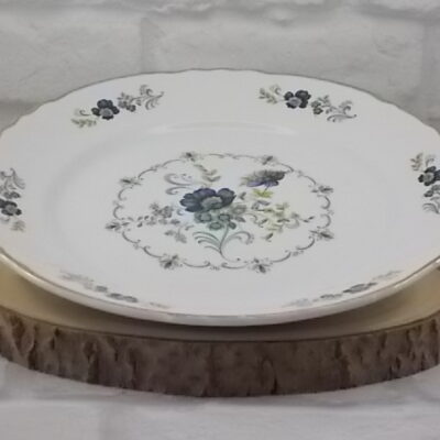 Plat de service rond "Chaillot", en faïence Blanche à bordure festonnée . Décors floral et liseré en dorure. De la faïencerie Moulin des Loups Orchies