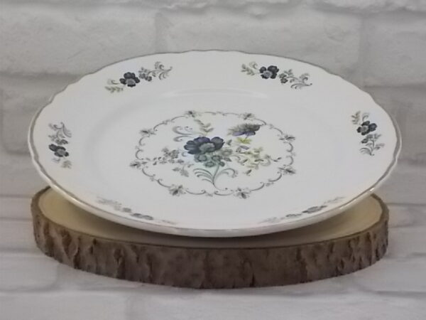 Plat de service rond "Chaillot", en faïence Blanche à bordure festonnée . Décors floral et liseré en dorure. De la faïencerie Moulin des Loups Orchies