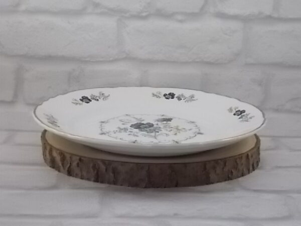Plat de service rond "Chaillot", en faïence Blanche à bordure festonnée . Décors floral et liseré en dorure. De la faïencerie Moulin des Loups Orchies