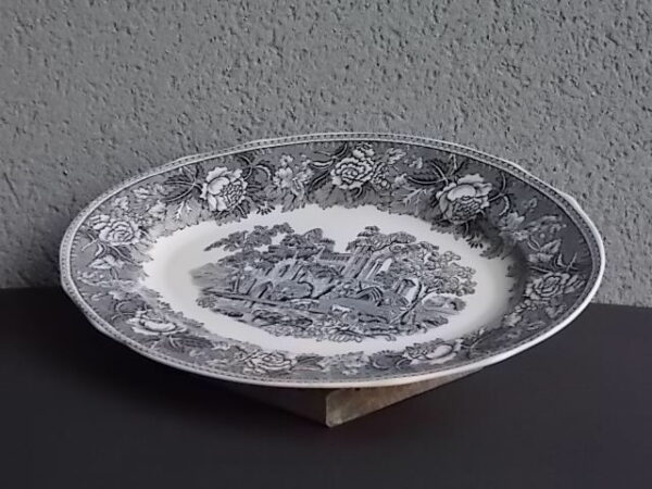 Plat de service 32,5 cm "Paysage", en faïence fine à motif Gris Bleu. Forme Ovale creux N° 20. de la marque Arabia. Made in Finlande.