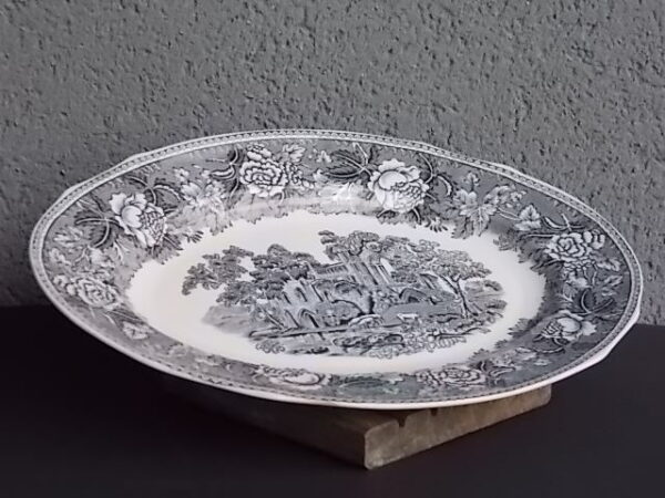 Plat de service 32,5 cm "Paysage", en faïence fine à motif Gris Bleu. Forme Ovale creux N° 20. de la marque Arabia. Made in Finlande.