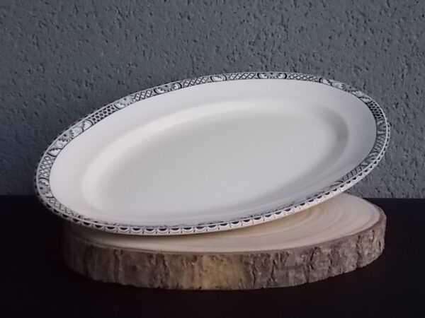 Plat ovale creux, modèle "Robert", en faience Terre de Fer Blanche à motif de frise graphique Bleu. De la faïencerie de Salins France.