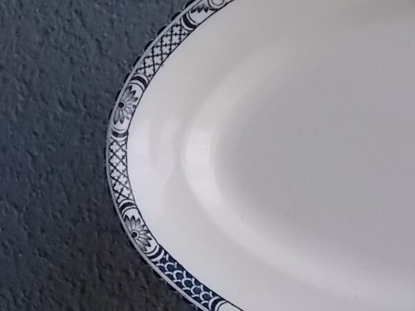 Plat ovale creux, modèle "Robert", en faience Terre de Fer Blanche à motif de frise graphique Bleu. De la faïencerie de Salins France.