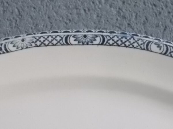 Plat ovale creux, modèle "Robert", en faience Terre de Fer Blanche à motif de frise graphique Bleu. De la faïencerie de Salins France.