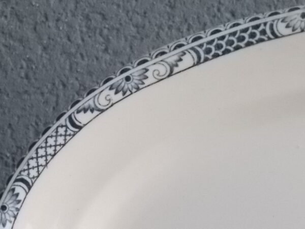 Plat ovale creux, modèle "Robert", en faience Terre de Fer Blanche à motif de frise graphique Bleu. De la faïencerie de Salins France.