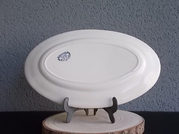 Plat ovale creux, modèle "Robert", en faience Terre de Fer Blanche à motif de frise graphique Bleu. De la faïencerie de Salins France.