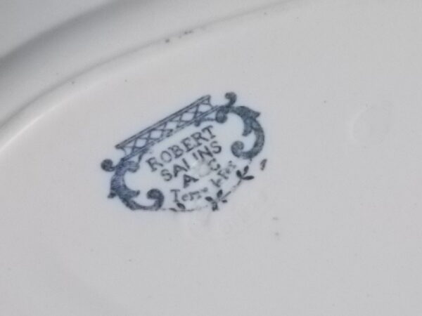Plat ovale creux, modèle "Robert", en faience Terre de Fer Blanche à motif de frise graphique Bleu. De la faïencerie de Salins France.