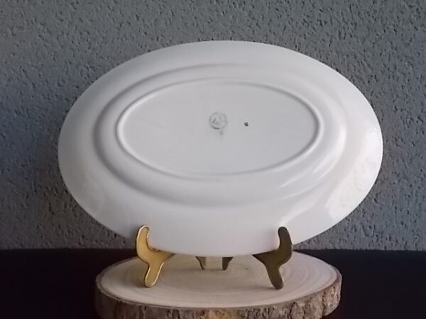 Plat ovale en semi - porcelaine Blanche à décors de frise Vert Emeraude à motif Epis de Mais en dorure. De la faïencerie Céranord