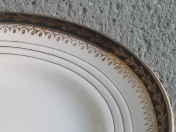 Plat ovale en semi - porcelaine Blanche à décors de frise Vert Emeraude à motif Epis de Mais en dorure. De la faïencerie Céranord