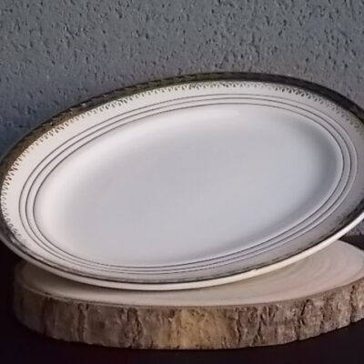 Plat ovale en semi - porcelaine Blanche à décors de frise Vert Emeraude à motif Epis de Mais en dorure. De la faïencerie Céranord