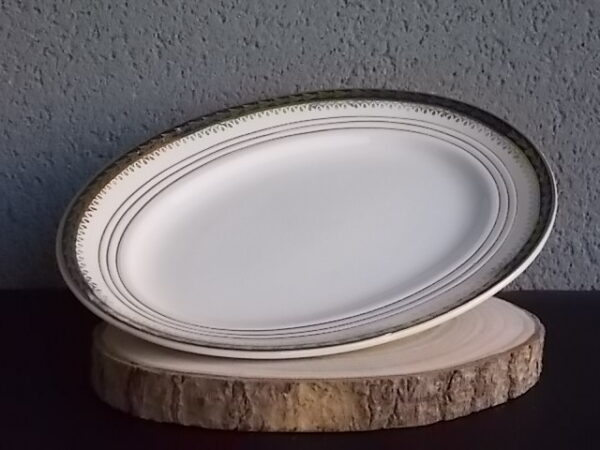 Plat ovale en semi - porcelaine Blanche à décors de frise Vert Emeraude à motif Epis de Mais en dorure. De la faïencerie Céranord