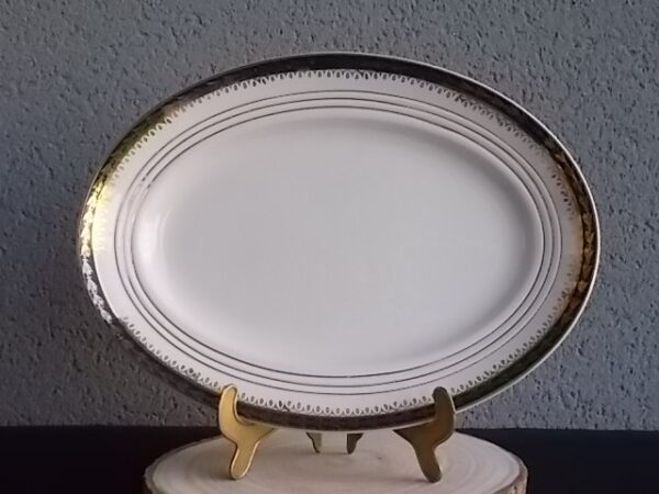 Plat ovale en semi - porcelaine Blanche à décors de frise Vert Emeraude à motif Epis de Mais en dorure. De la faïencerie Céranord