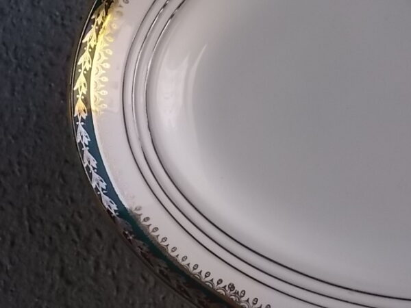 Plat ovale en semi - porcelaine Blanche à décors de frise Vert Emeraude à motif Epis de Mais en dorure. De la faïencerie Céranord