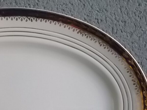 Plat ovale en semi - porcelaine Blanche à décors de frise Vert Emeraude à motif Epis de Mais en dorure. De la faïencerie Céranord