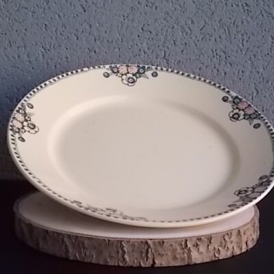 Plat rond creux, en faience Ivoire. Décors frise peint à la main. Motif floral stylisés. De Sté des Grands Etablissements Céramiques de St Amand.