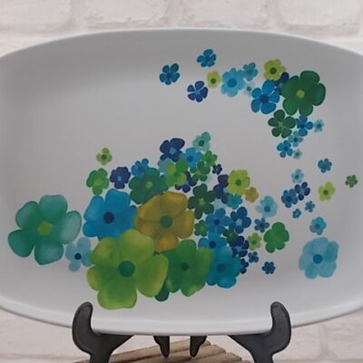 Plateau "Fleurie", en mélamine Blanche à motif floral Vert et Bleu. Année 70. Vaisselle de camping de Miflex