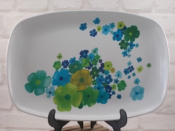 Plateau "Fleurie", en mélamine Blanche à motif floral Vert et Bleu. Année 70. Vaisselle de camping de Miflex