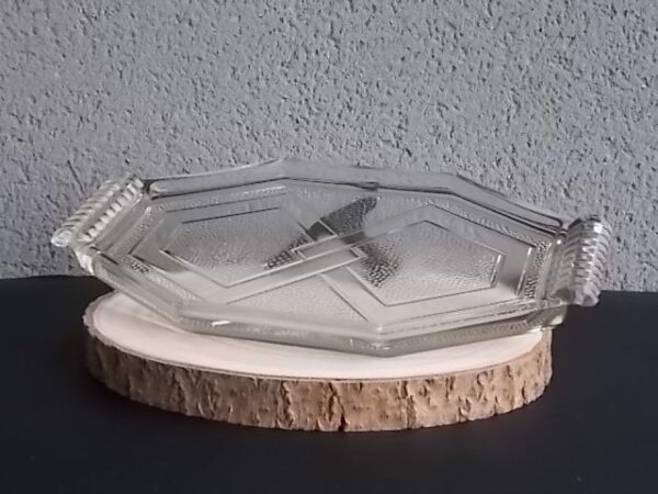 Plateau Octogonal en verre trempé épais translucide moulé pressé. Motif graphique, bande anneaux entrelacés, poignées chenillées. Made in France