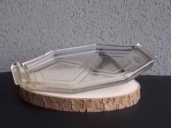 Plateau Octogonal en verre trempé épais translucide moulé pressé. Motif graphique, bande anneaux entrelacés, poignées chenillées. Made in France