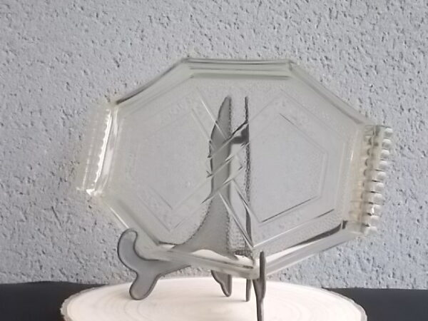 Plateau Octogonal en verre trempé épais translucide moulé pressé. Motif graphique, bande anneaux entrelacés, poignées chenillées. Made in France