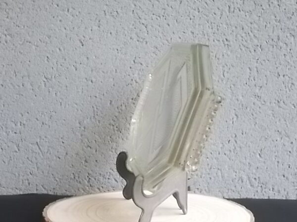 Plateau Octogonal en verre trempé épais translucide moulé pressé. Motif graphique, bande anneaux entrelacés, poignées chenillées. Made in France