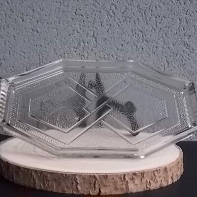 Plateau Octogonal en verre trempé épais translucide moulé pressé. Motif graphique, bande anneaux entrelacés, poignées chenillées. Made in France