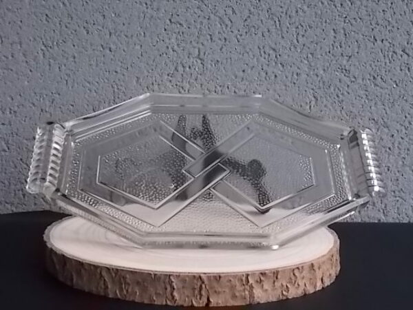 Plateau Octogonal en verre trempé épais translucide moulé pressé. Motif graphique, bande anneaux entrelacés, poignées chenillées. Made in France