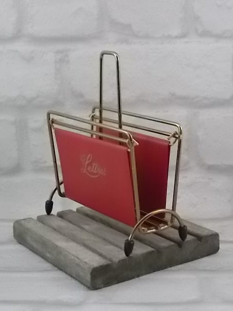 Porte courrier "Lettres" Sixties. En simili cuir Rouge et métal doré. Années 50/60