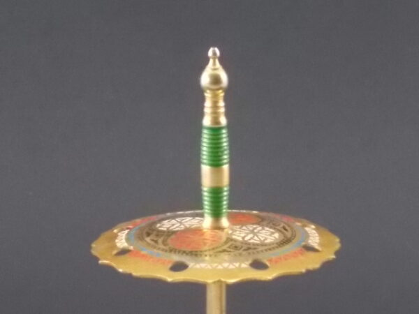 Porte piques Fleuret et Rapière, en métal Doré gravé avec incrustation de couleur. Support double plateau pour 8 épées. De la marque Toledo