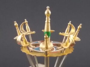 Porte piques Fleuret et Sabre, en métal Doré gravé avec incrustation de couleur. Support double plateau pour 8 épées. De la marque Toledo