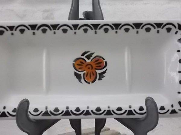 Porte savon, en faïence Blanche et frise géométrique Noir. Motif central de fleur stylisé Noir et Marron. de St Amandinoise de St Aman