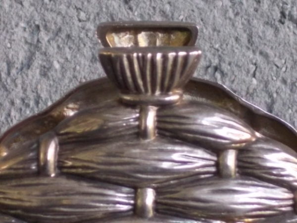 Porte serviette de table, motif de vannerie et Abeille en relief, forme cloche en Métal Argenté