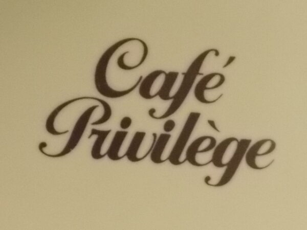 Pot à Café "Café Privilège", en céramique Jaune. Fermeture hermétique, monture en métal Doré. De SAS Privilèges.