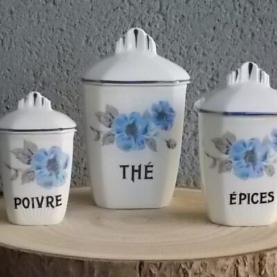 Pot à Epice, en faience Blanche. Motif "Anémone Bleue" peint à la main. Forme octogonale légèrement biaisé. Couvercle à poignée plate, et liseré Bleu.