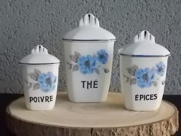 Pot à Epice, en faience Blanche. Motif "Anémone Bleue" peint à la main. Forme octogonale légèrement biaisé. Couvercle à poignée plate, et liseré Bleu.