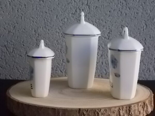 Pot à Epice, en faience Blanche. Motif "Anémone Bleue" peint à la main. Forme octogonale légèrement biaisé. Couvercle à poignée plate, et liseré Bleu.